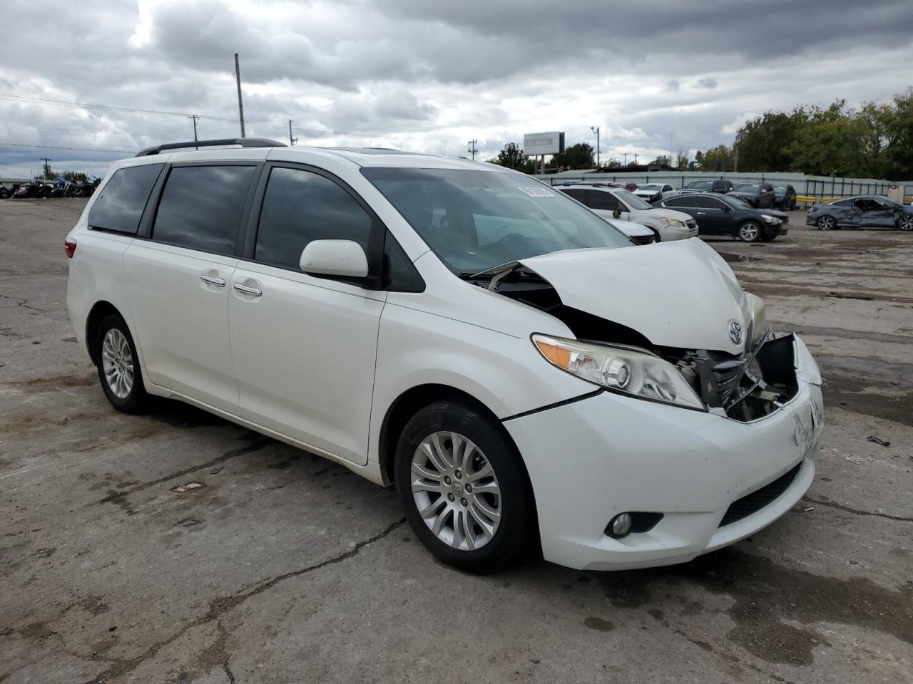 2017 TOYOTA SIENNA