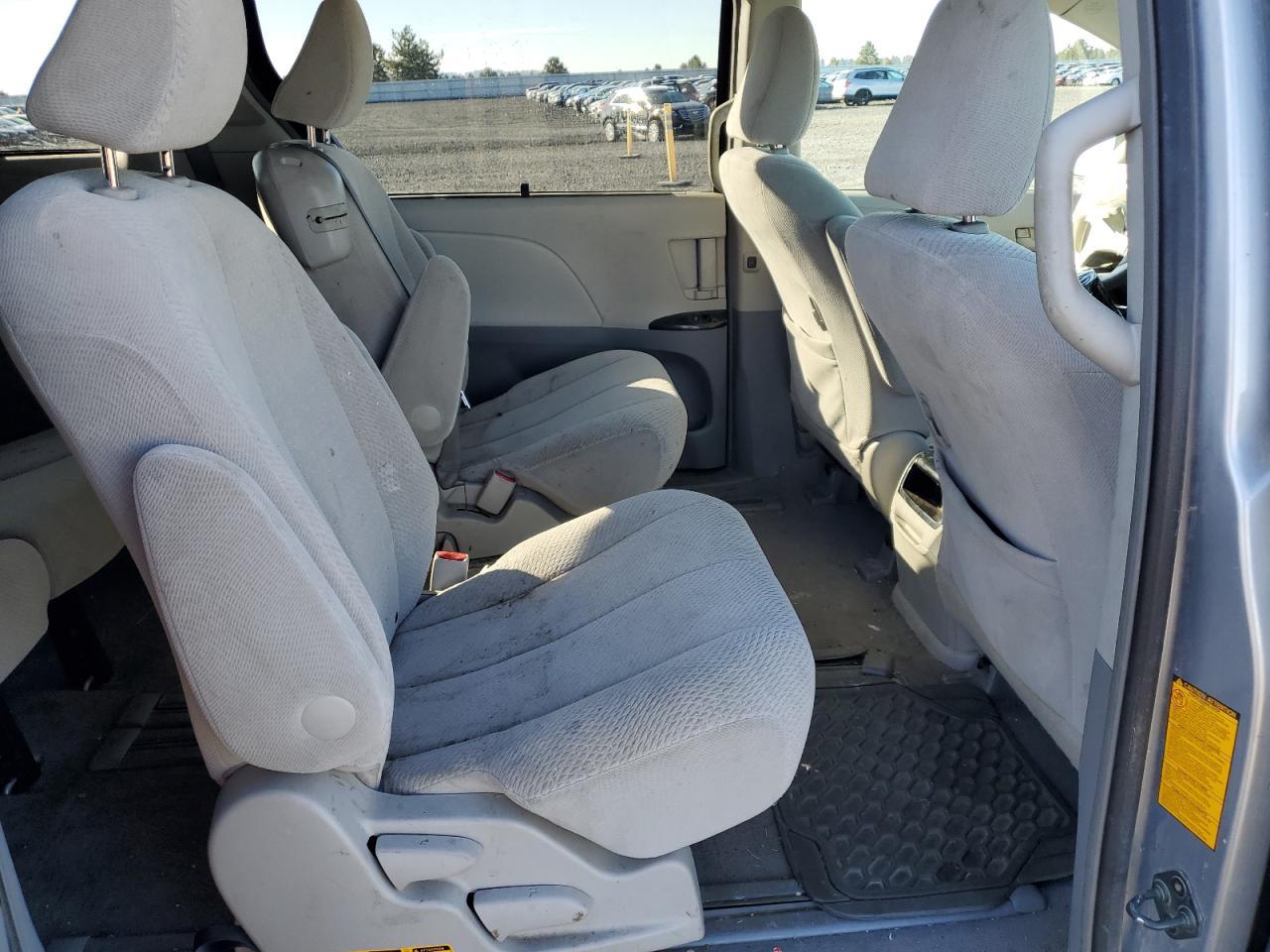 2011 TOYOTA SIENNA