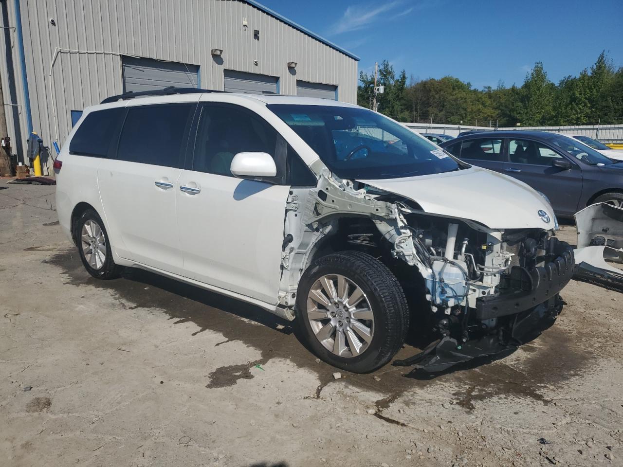 2011 TOYOTA SIENNA