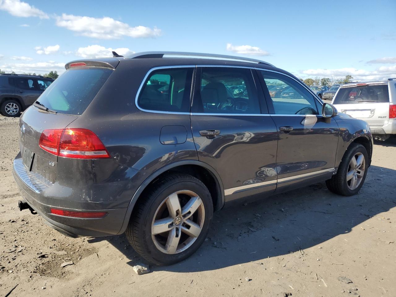 2011 VOLKSWAGEN Touareg