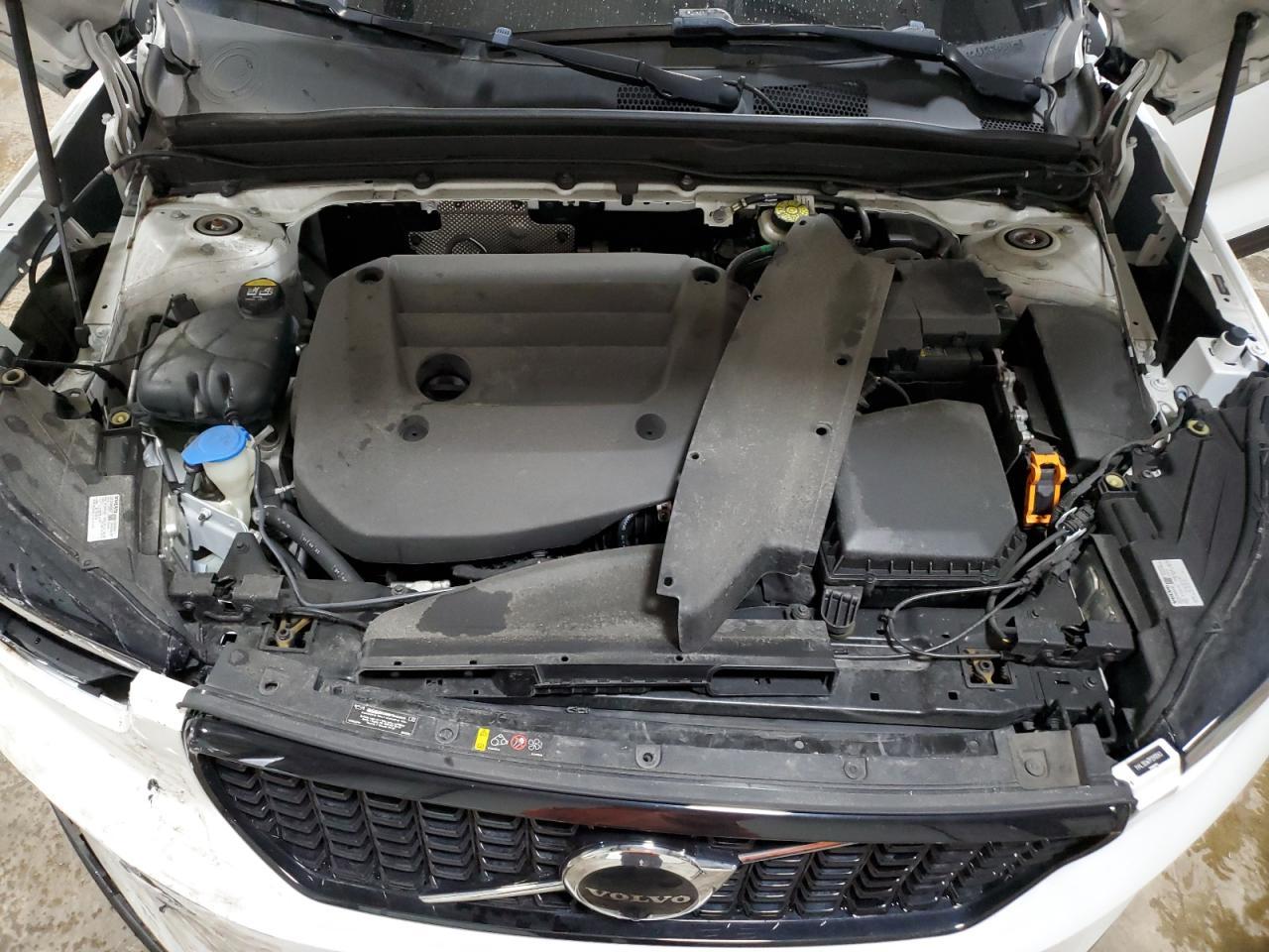 2023 VOLVO XC40