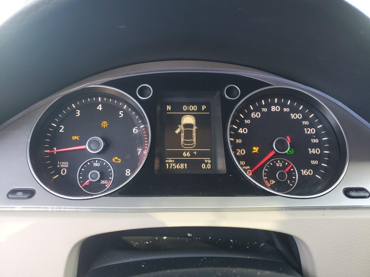 2010 VOLKSWAGEN Passat