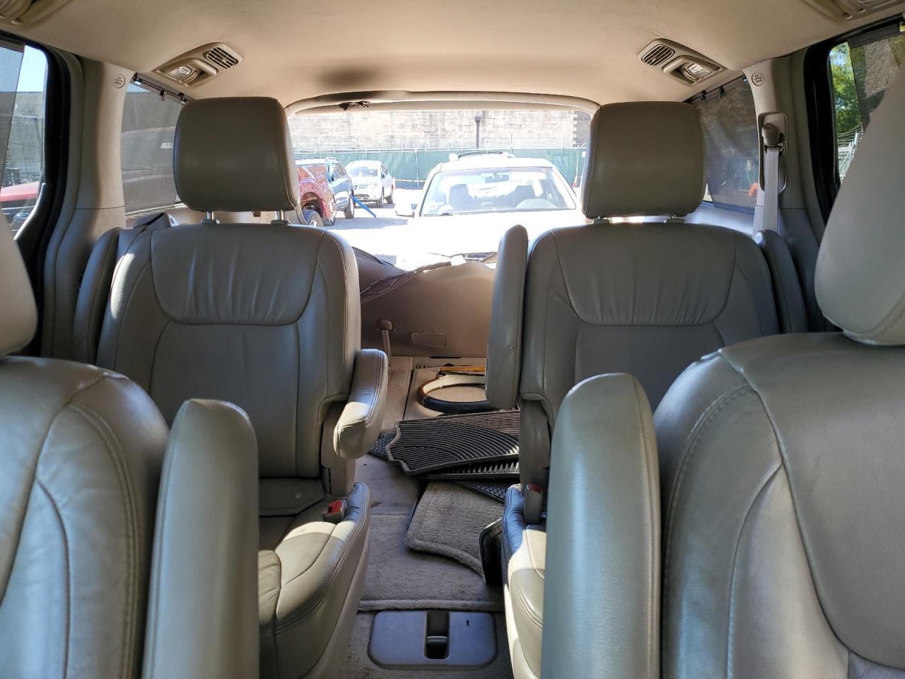 2010 TOYOTA SIENNA