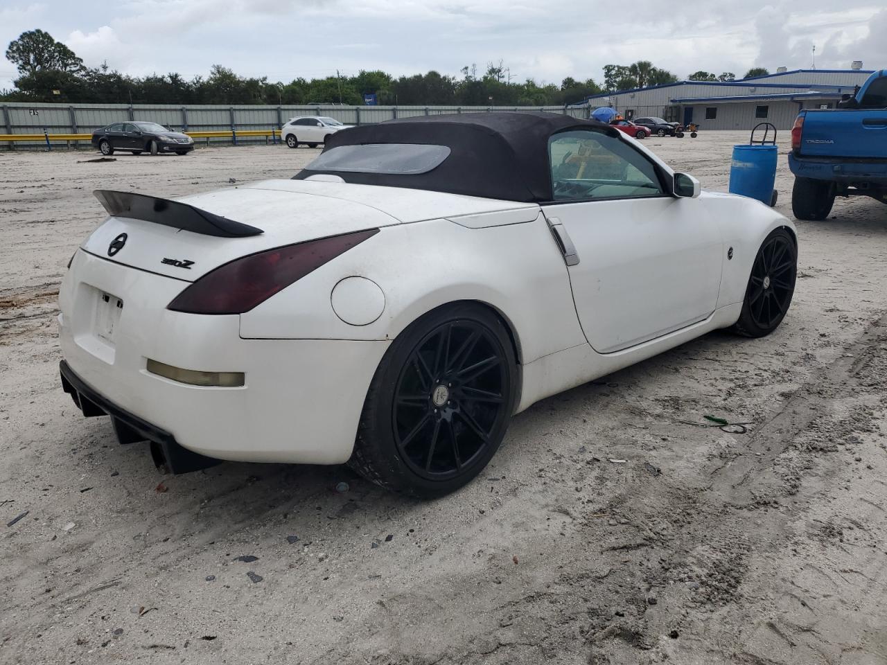 2004 NISSAN Z