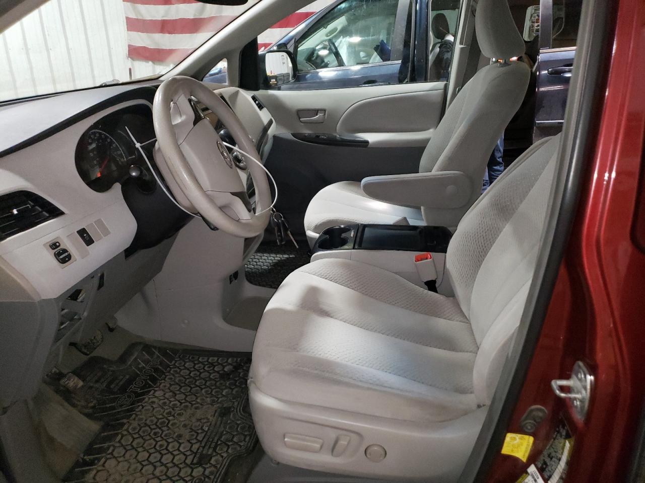 2011 TOYOTA SIENNA