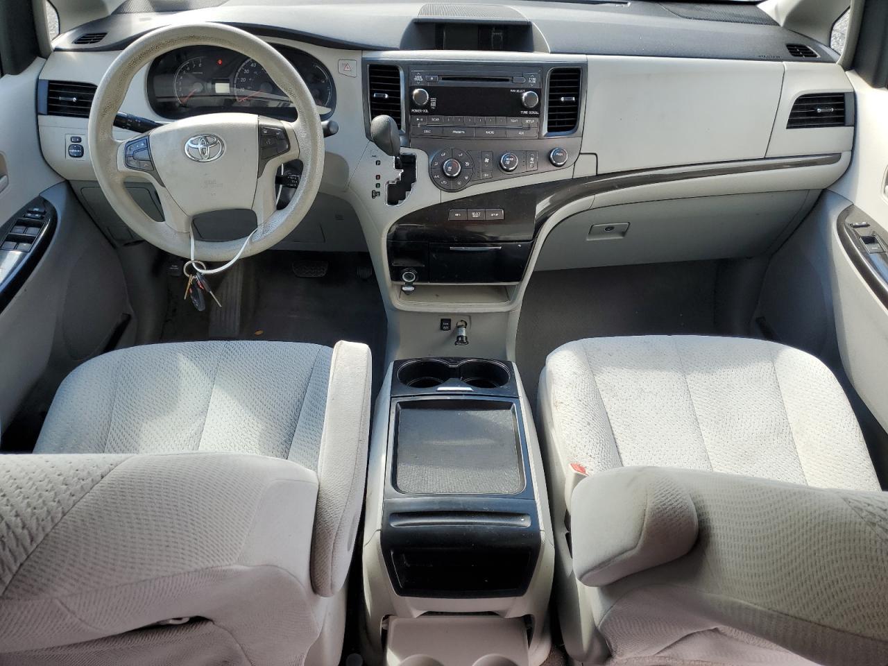 2011 TOYOTA SIENNA