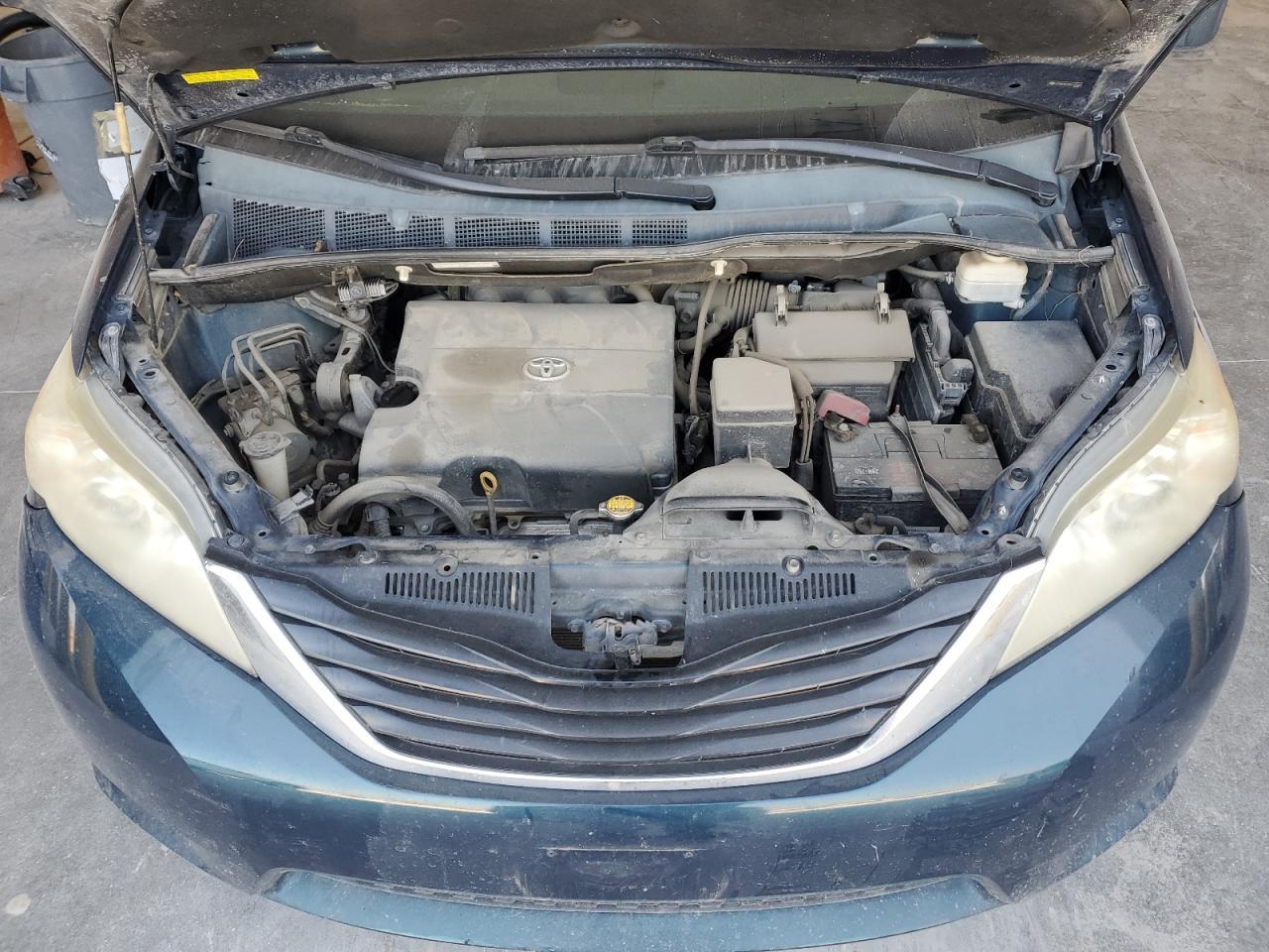 2011 TOYOTA SIENNA