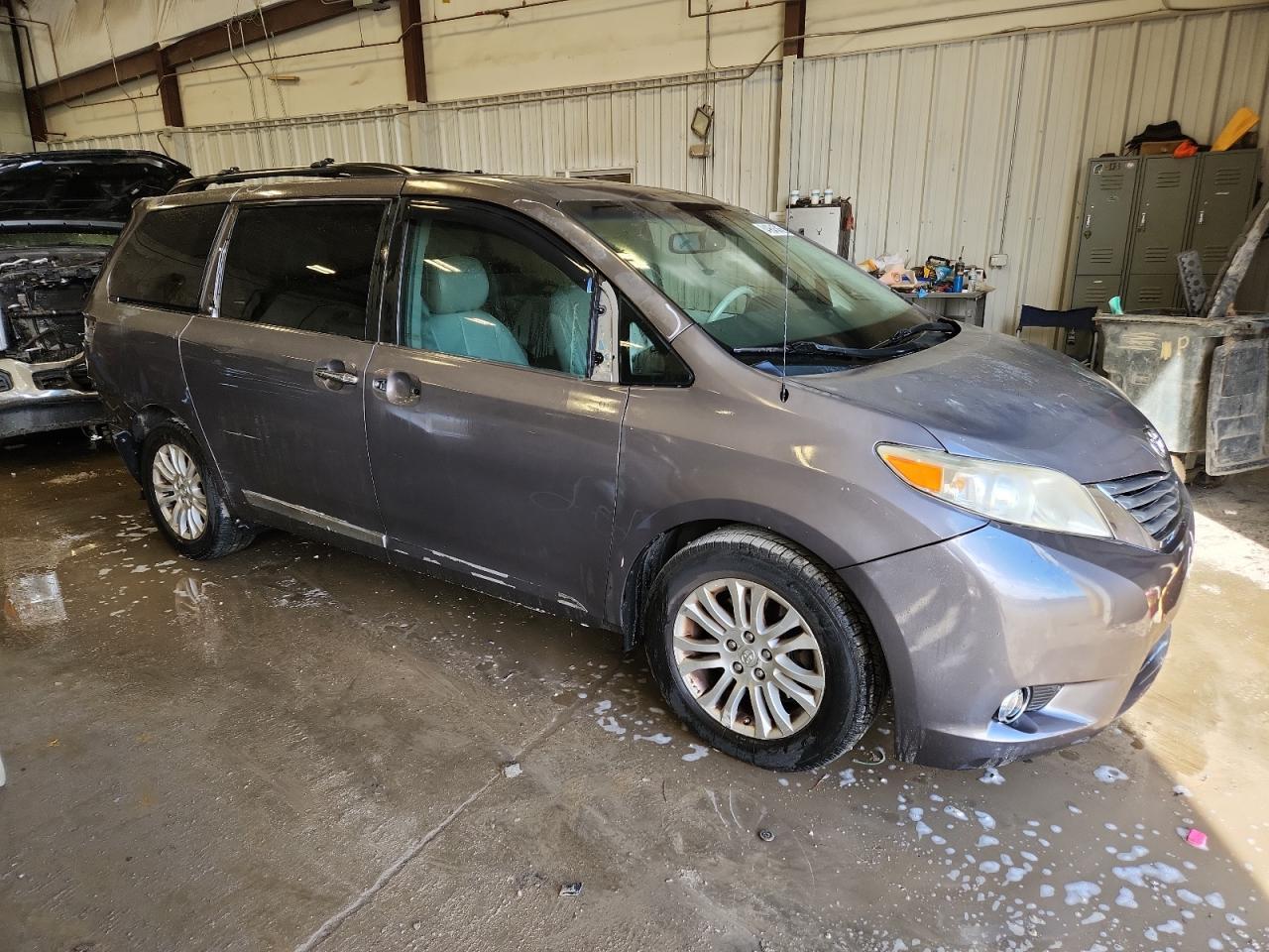 2013 TOYOTA SIENNA