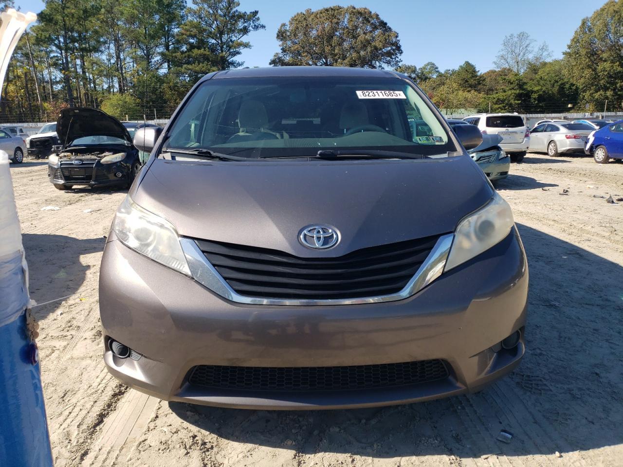 2011 TOYOTA SIENNA