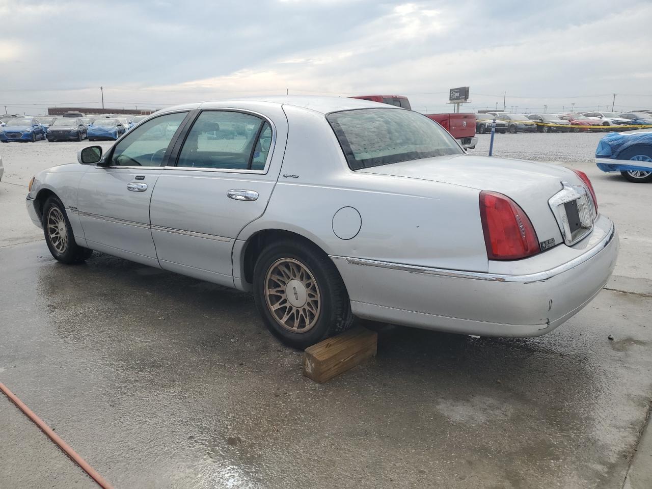 2000 LINCOLN Town Car