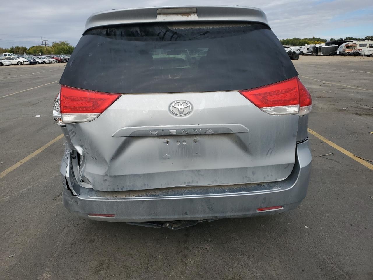 2011 TOYOTA SIENNA