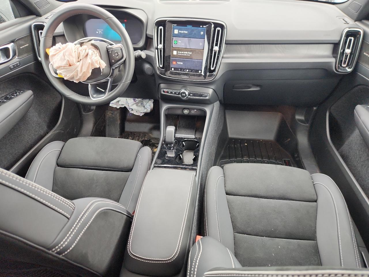 2023 VOLVO C40