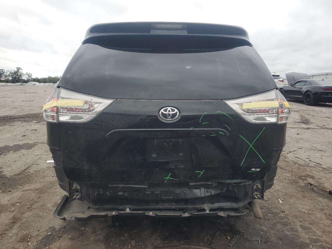 2011 TOYOTA SIENNA