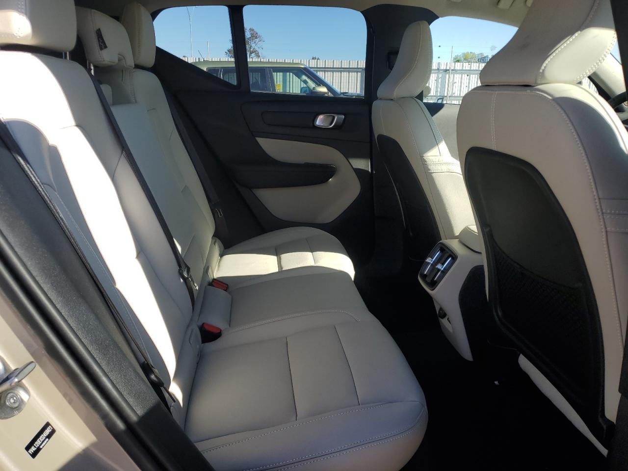 2025 VOLVO XC40