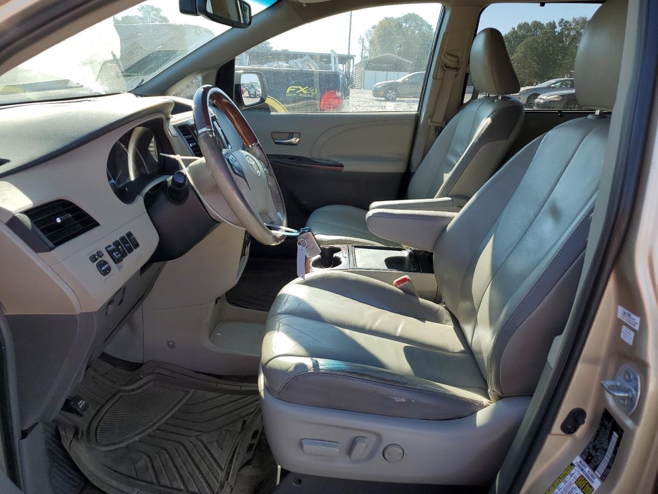 2012 TOYOTA SIENNA