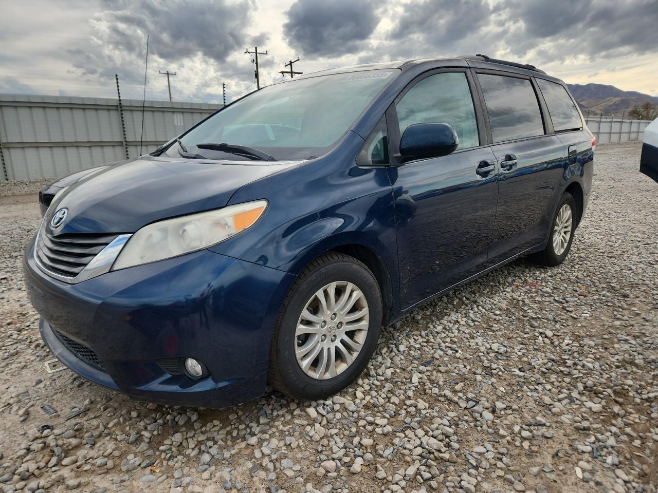 2011 TOYOTA SIENNA