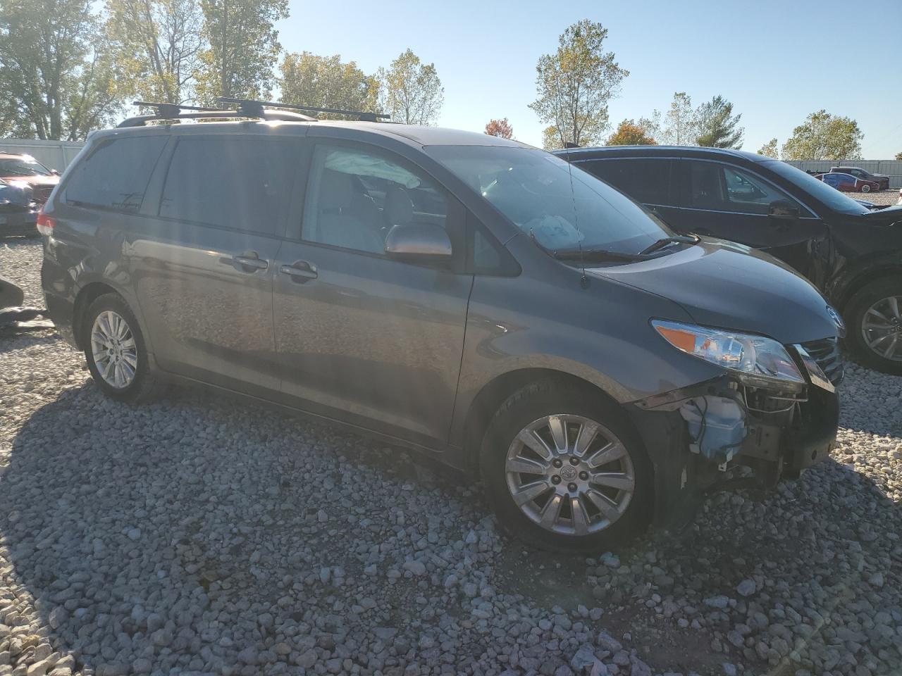 2011 TOYOTA SIENNA