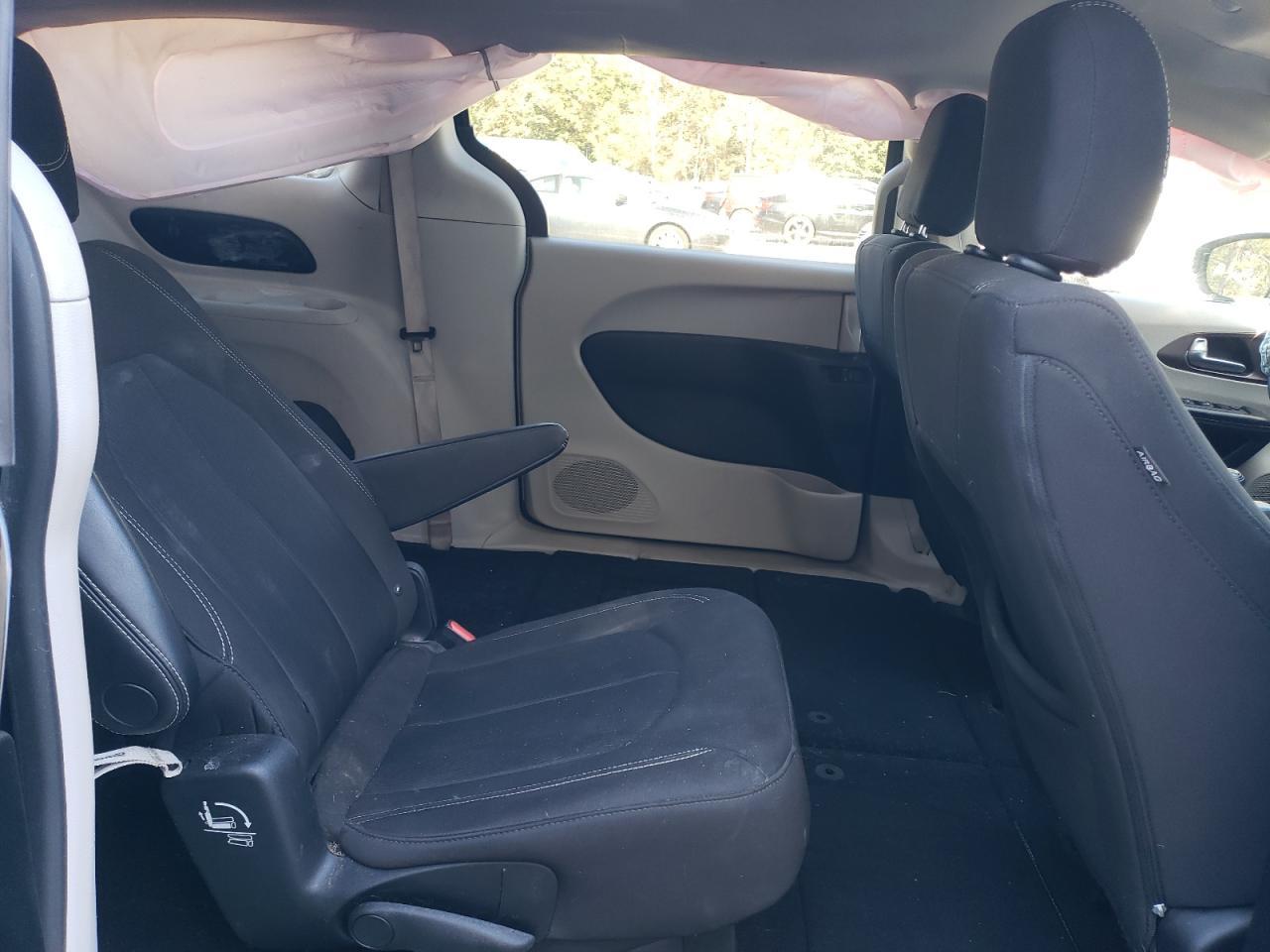 2022 CHRYSLER Voyager