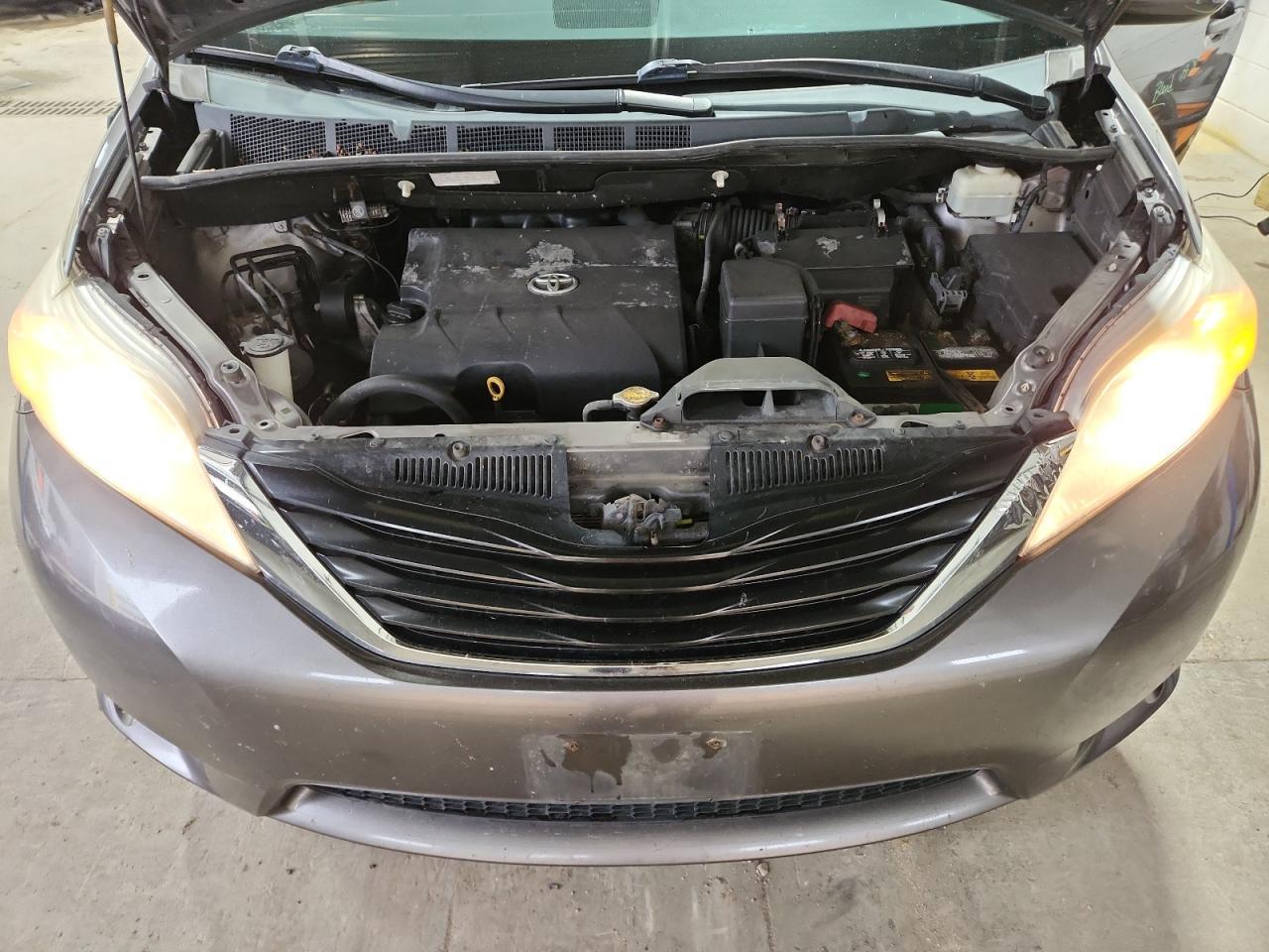 2011 TOYOTA SIENNA