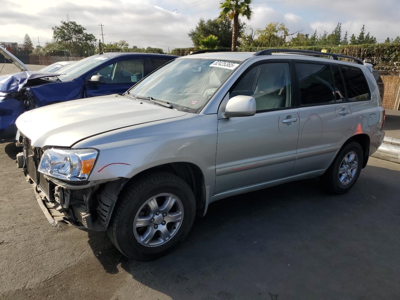 2004 TOYOTA HIGHLANDER