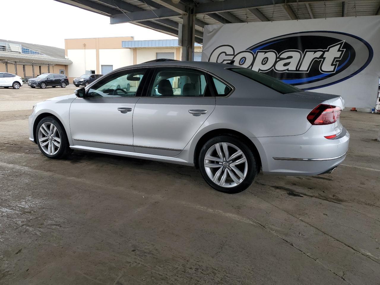 2017 VOLKSWAGEN Passat