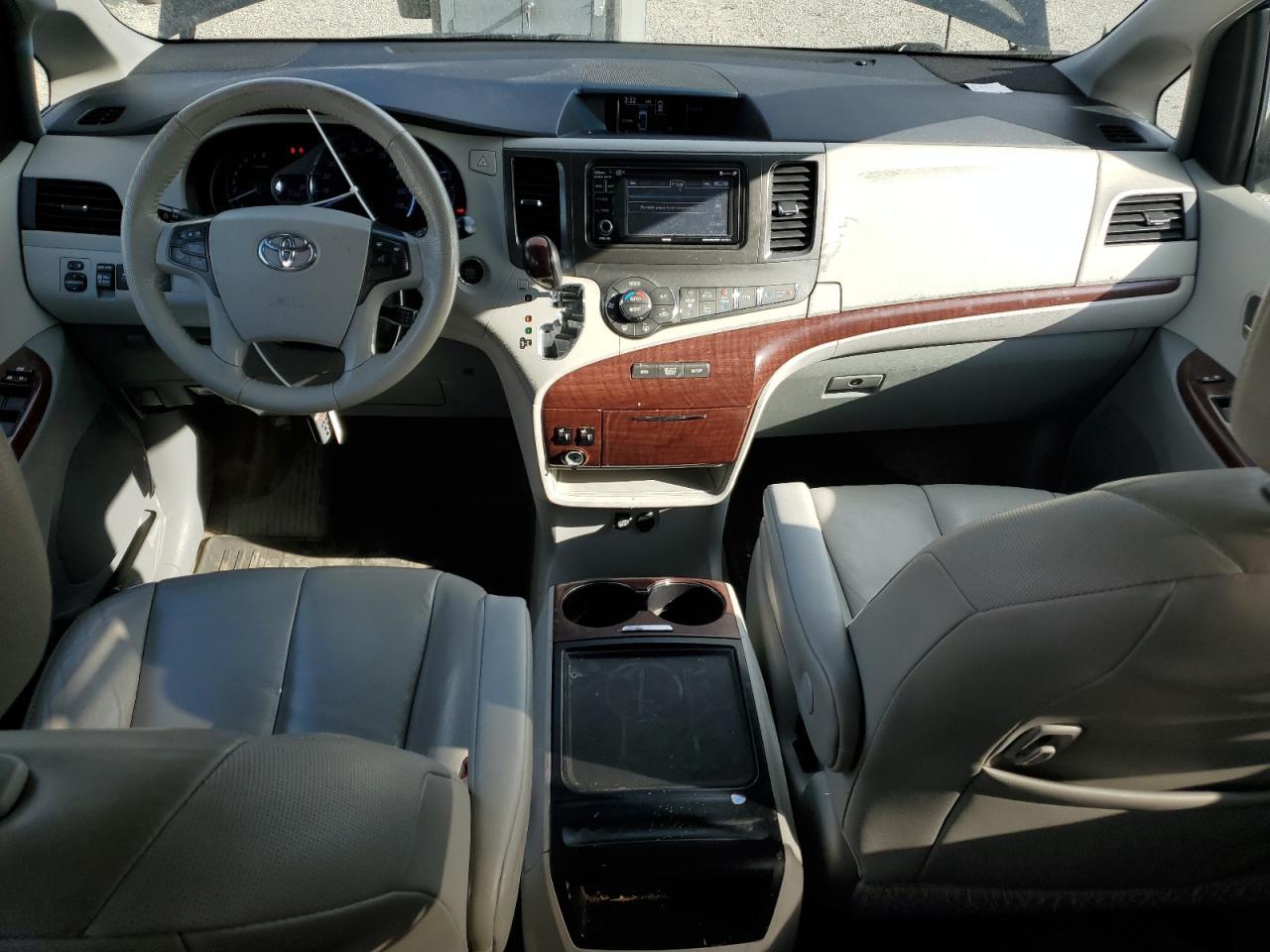 2014 TOYOTA SIENNA
