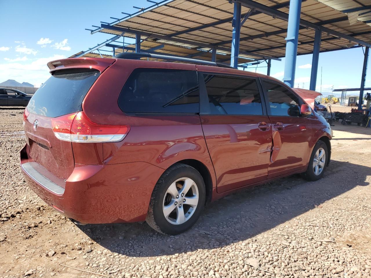 2011 TOYOTA SIENNA
