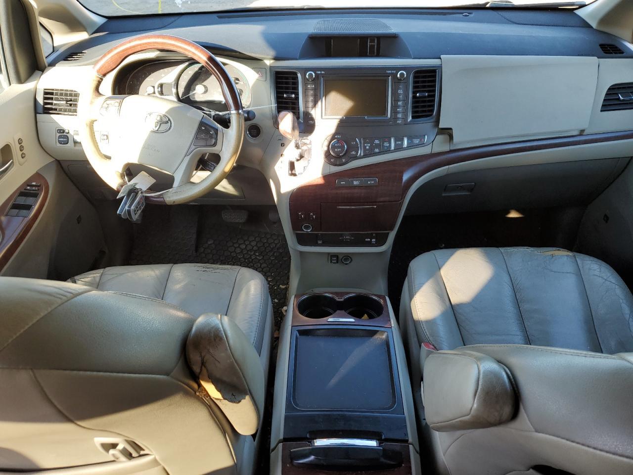 2011 TOYOTA SIENNA