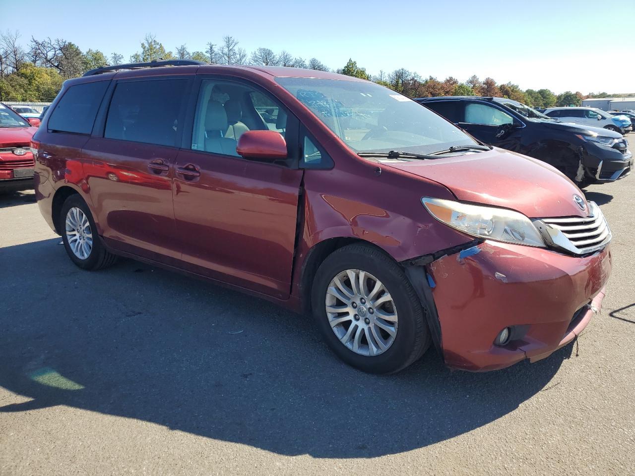2011 TOYOTA SIENNA