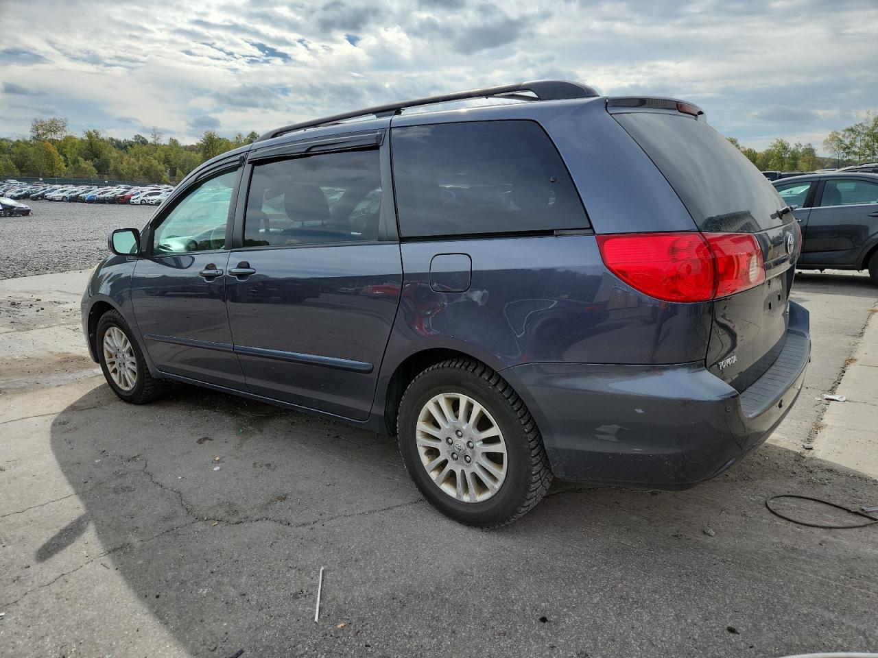 2009 TOYOTA SIENNA