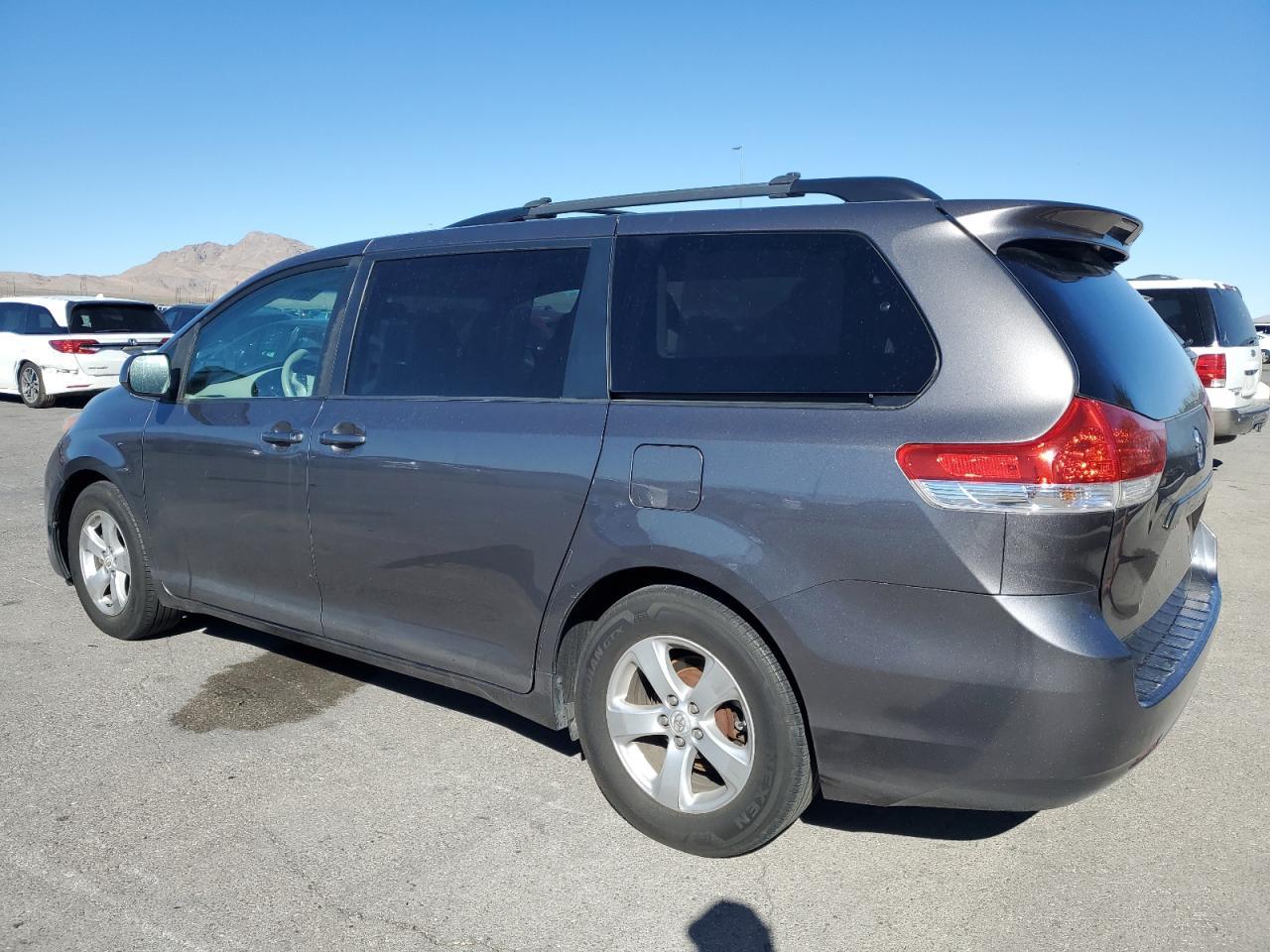 2011 TOYOTA SIENNA