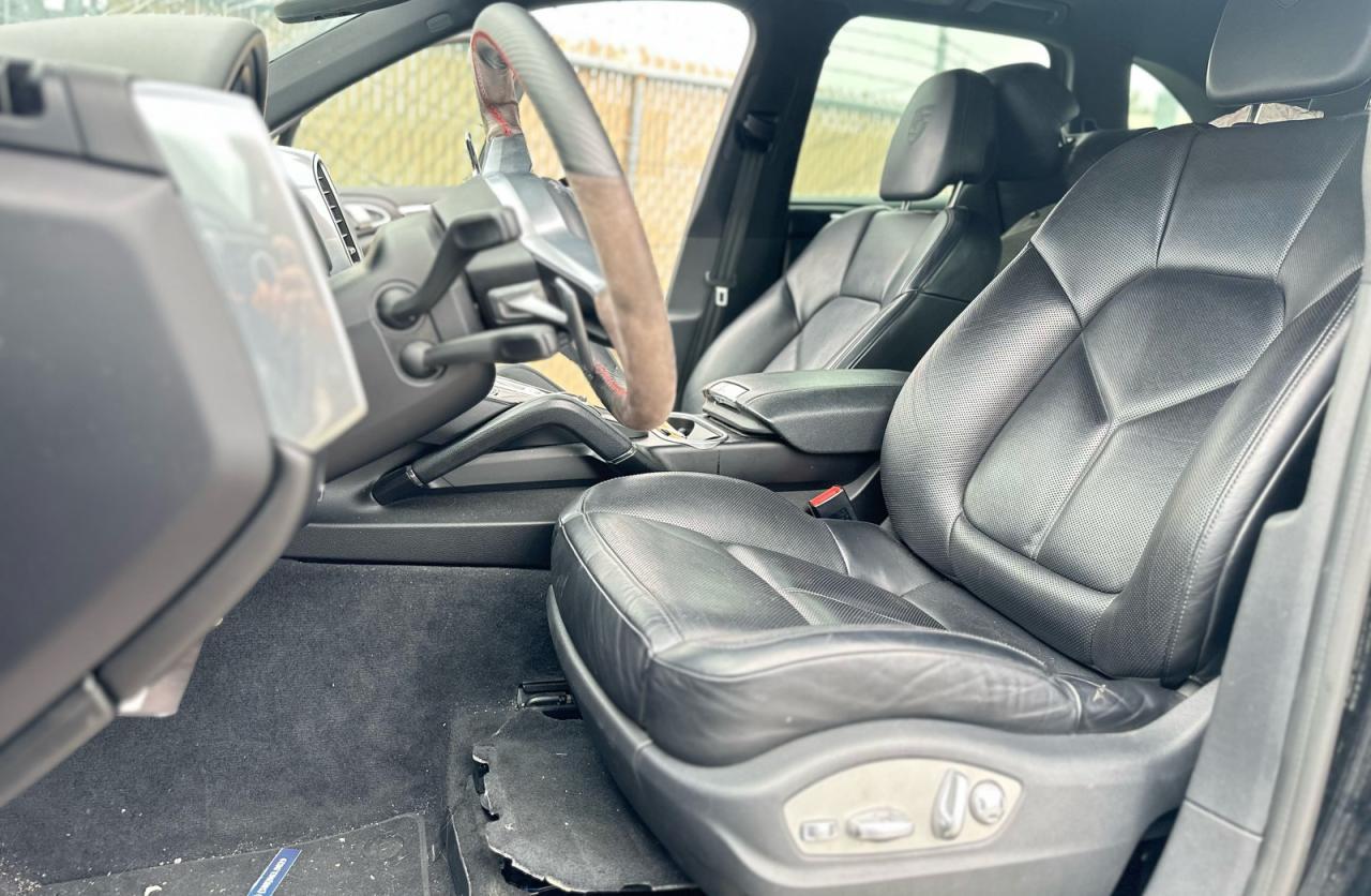 2017 PORSCHE CAYENNE