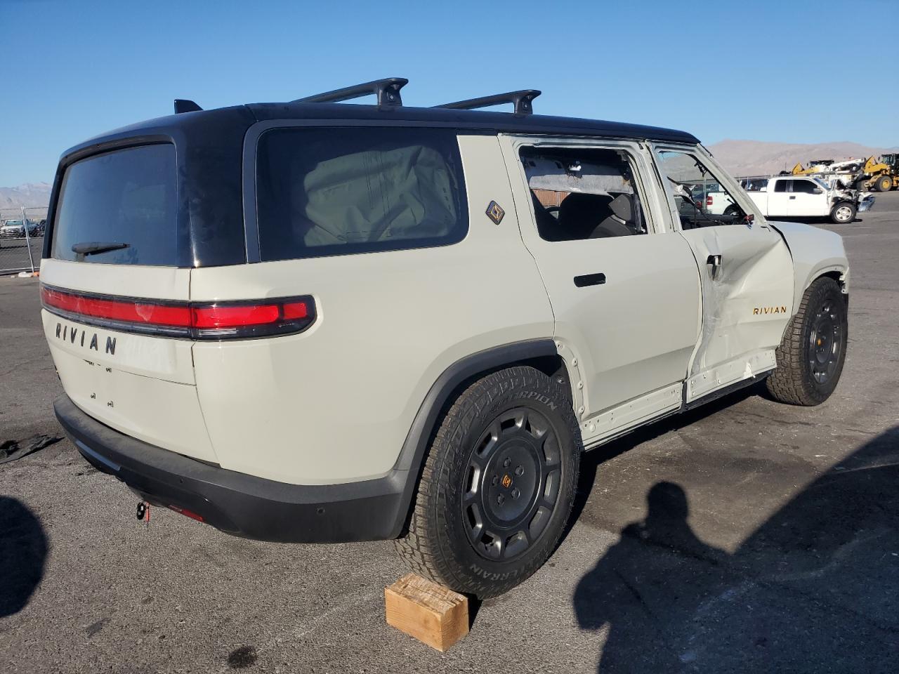 2025 RIVIAN R1s