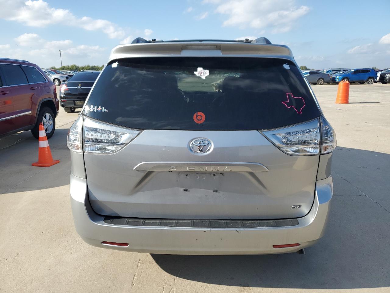 2011 TOYOTA SIENNA