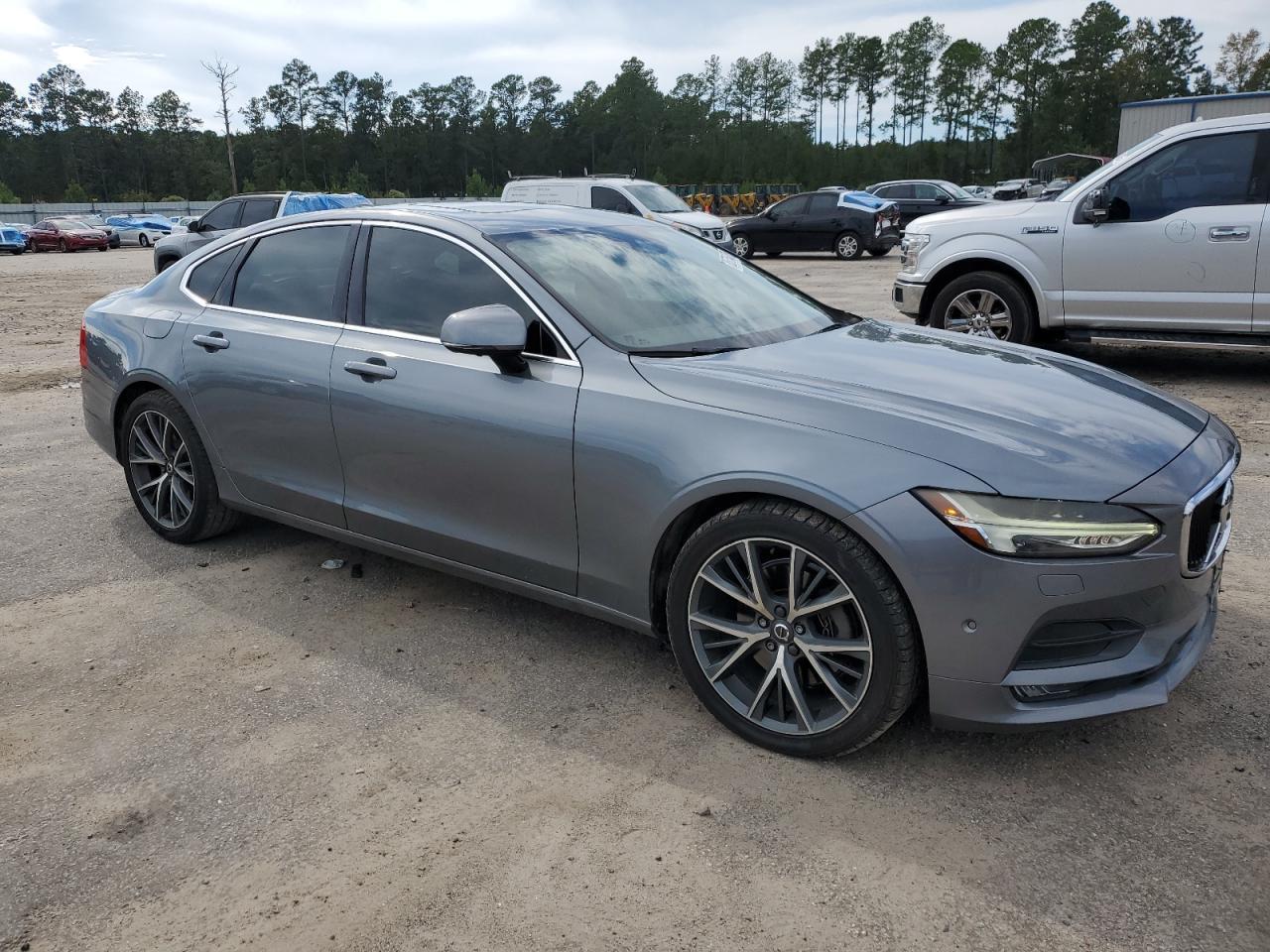 2017 VOLVO S90