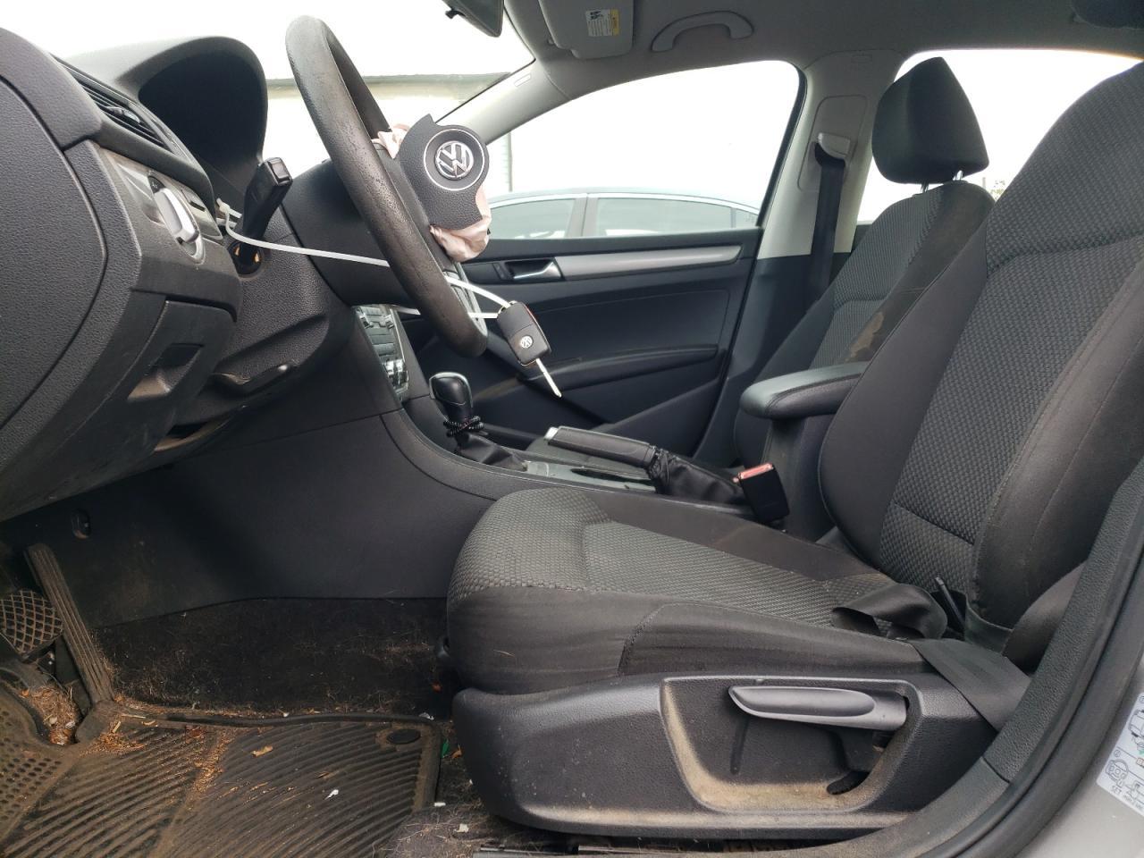 2012 VOLKSWAGEN Passat
