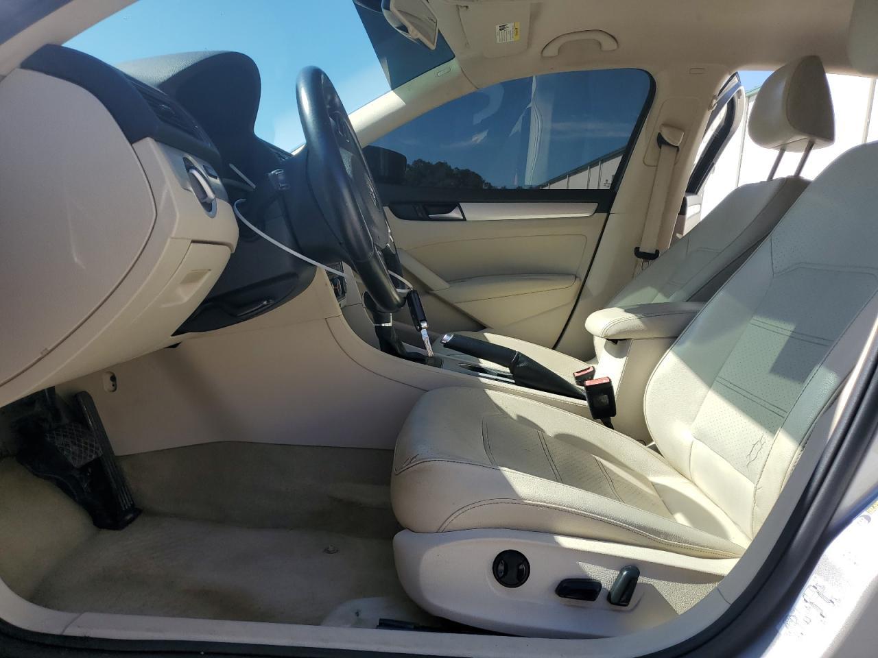 2013 VOLKSWAGEN Passat