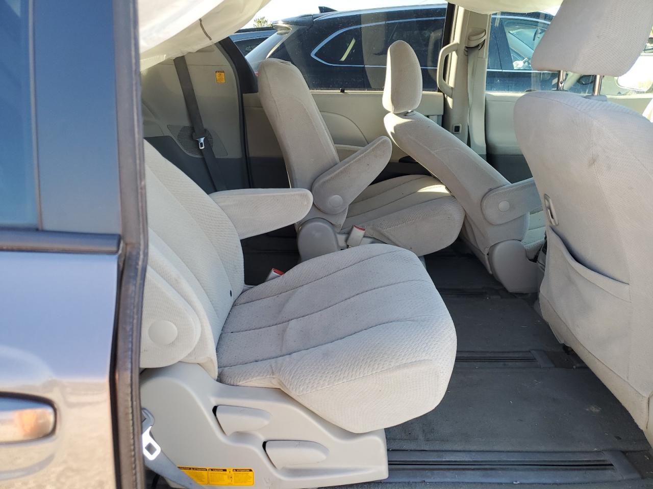 2011 TOYOTA SIENNA