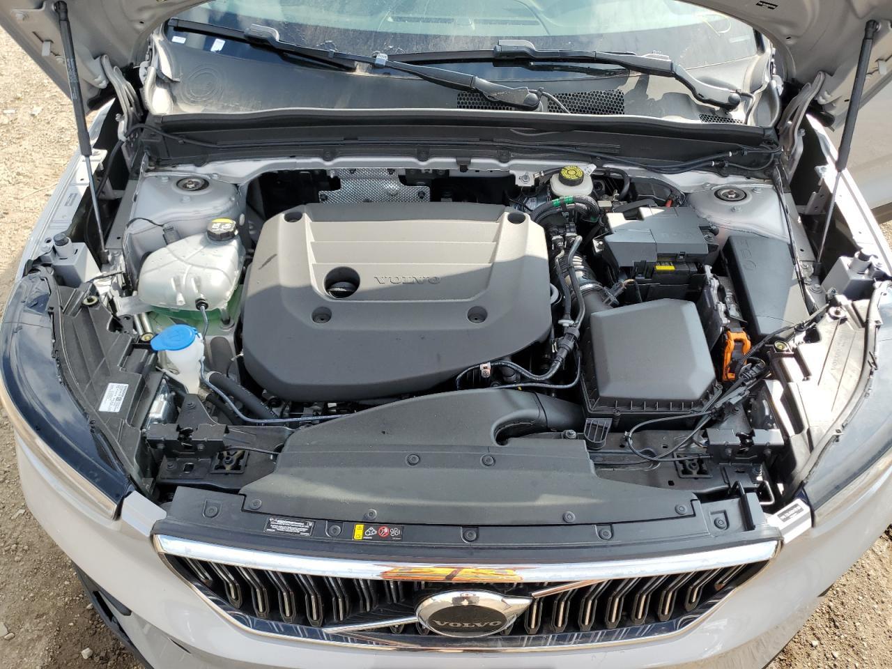 2025 VOLVO XC40