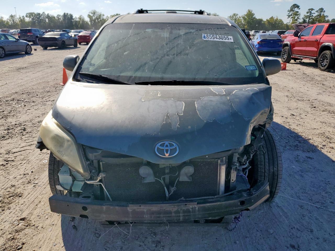 2011 TOYOTA SIENNA