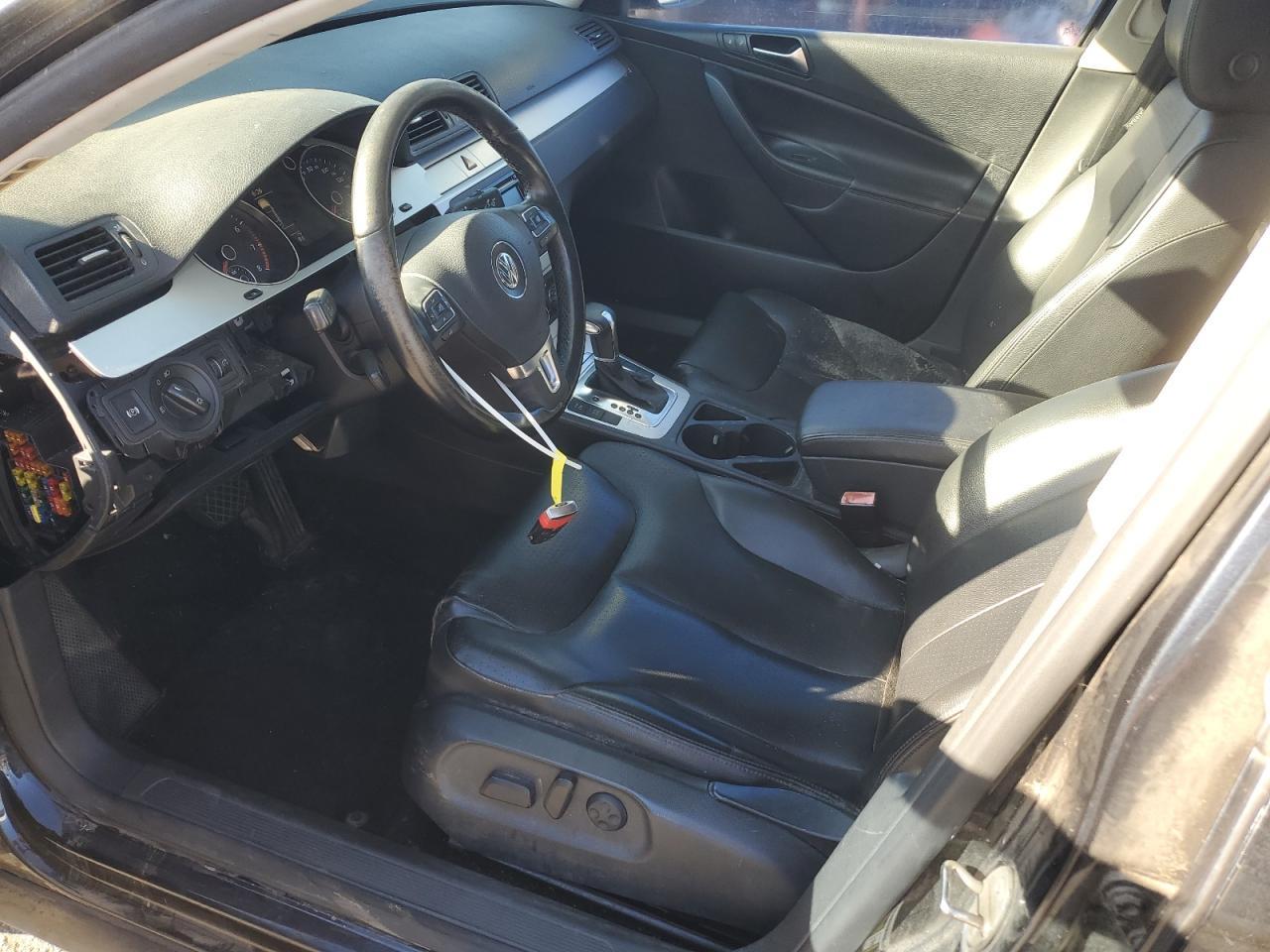 2010 VOLKSWAGEN Passat