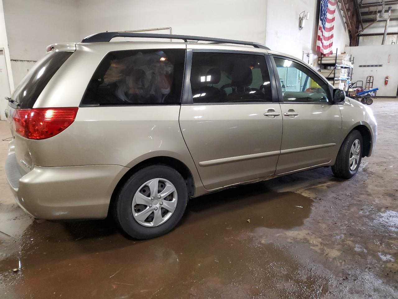 2010 TOYOTA SIENNA