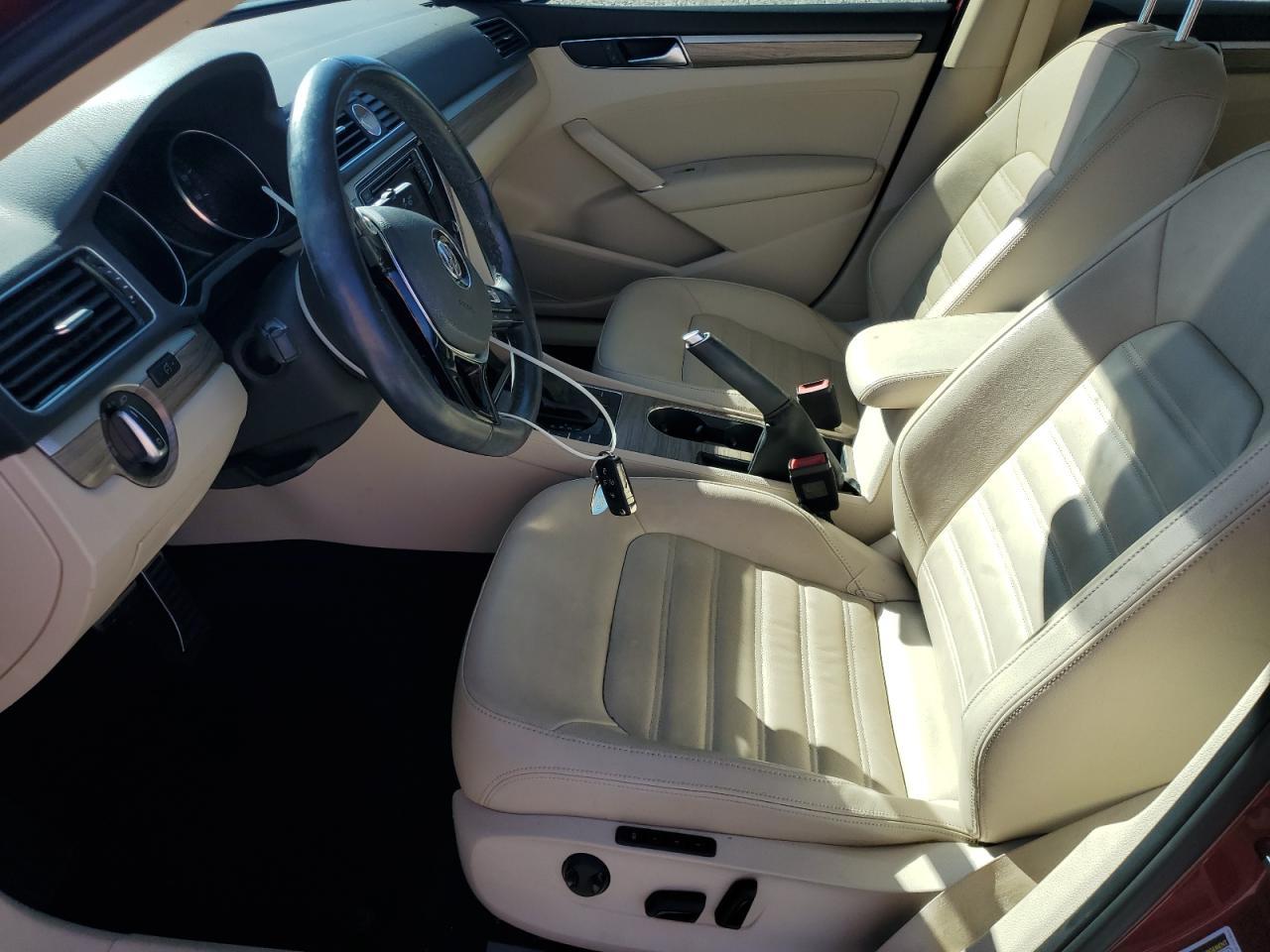 2016 VOLKSWAGEN Passat