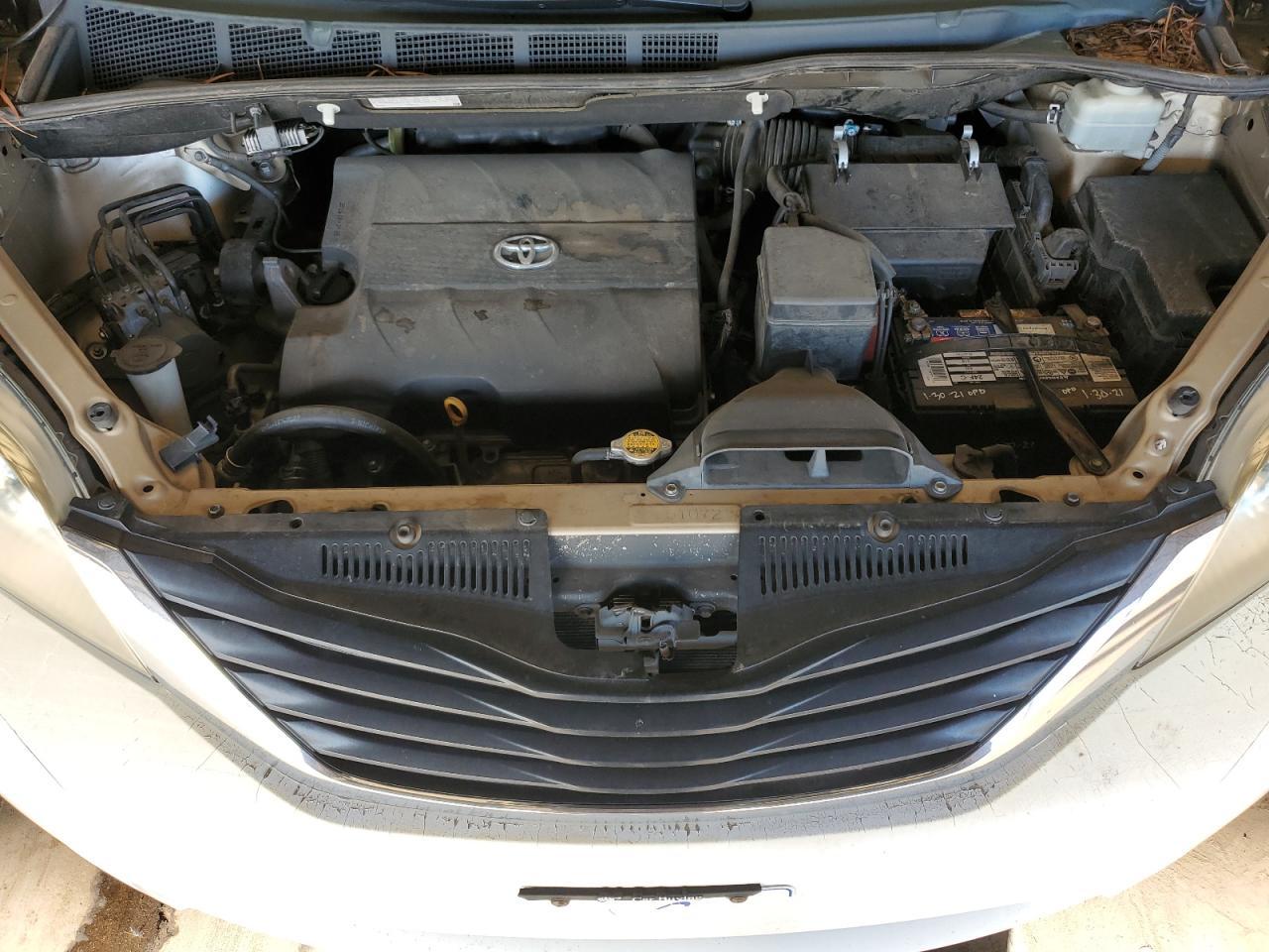 2011 TOYOTA SIENNA