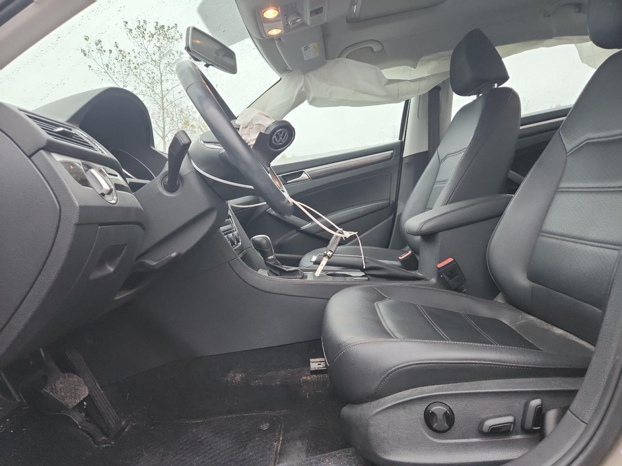 2016 VOLKSWAGEN Passat