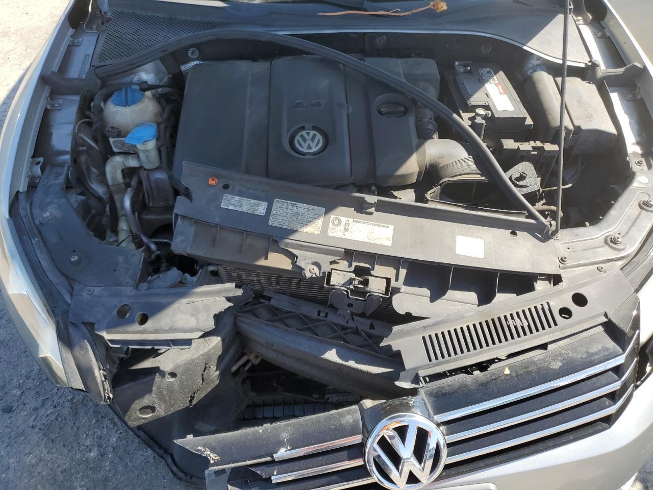 2012 VOLKSWAGEN Passat