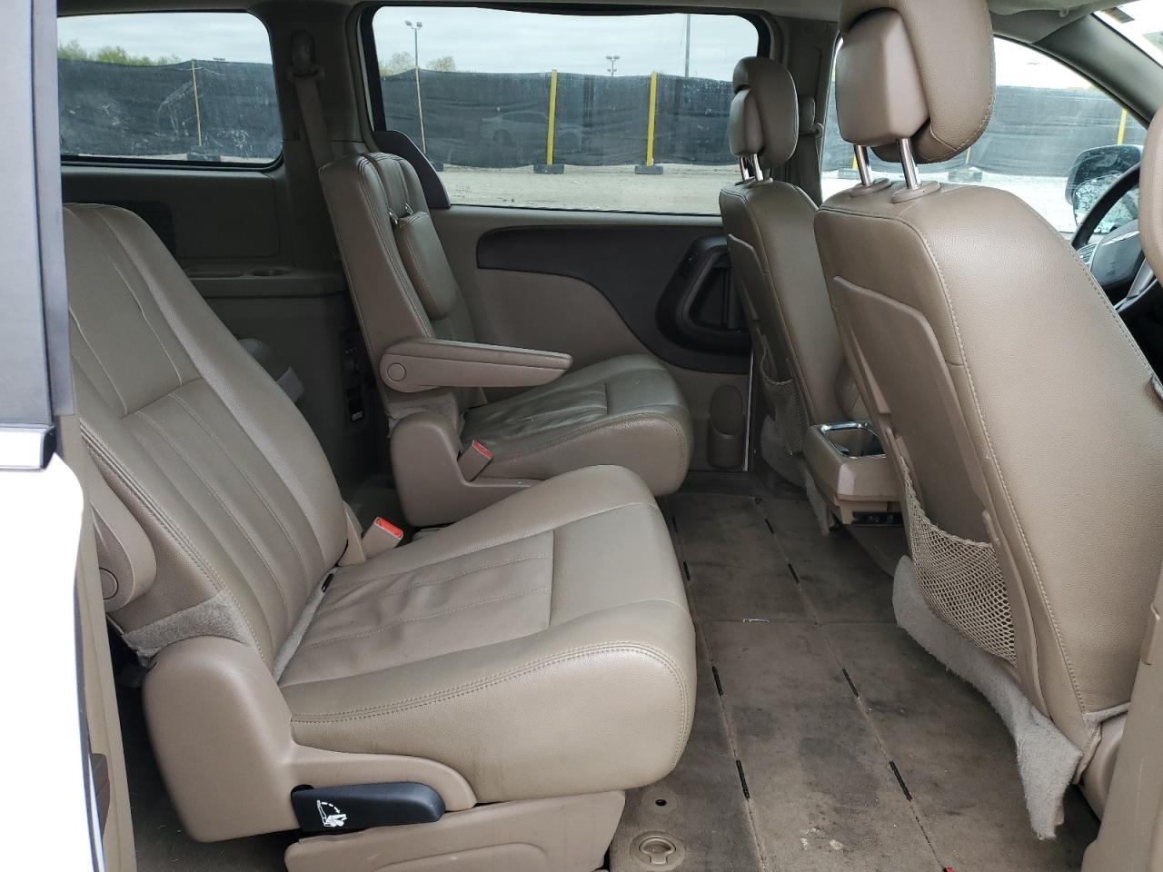 2016 CHRYSLER Town & Country