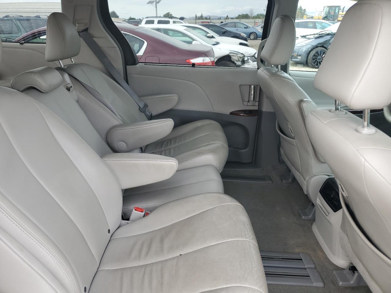 2013 TOYOTA SIENNA