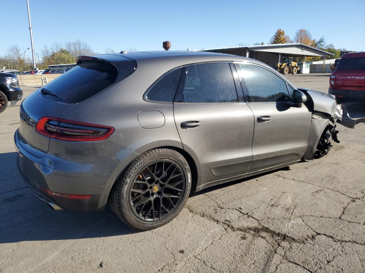2016 PORSCHE Macan