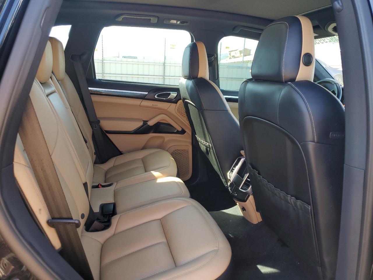 2016 PORSCHE CAYENNE